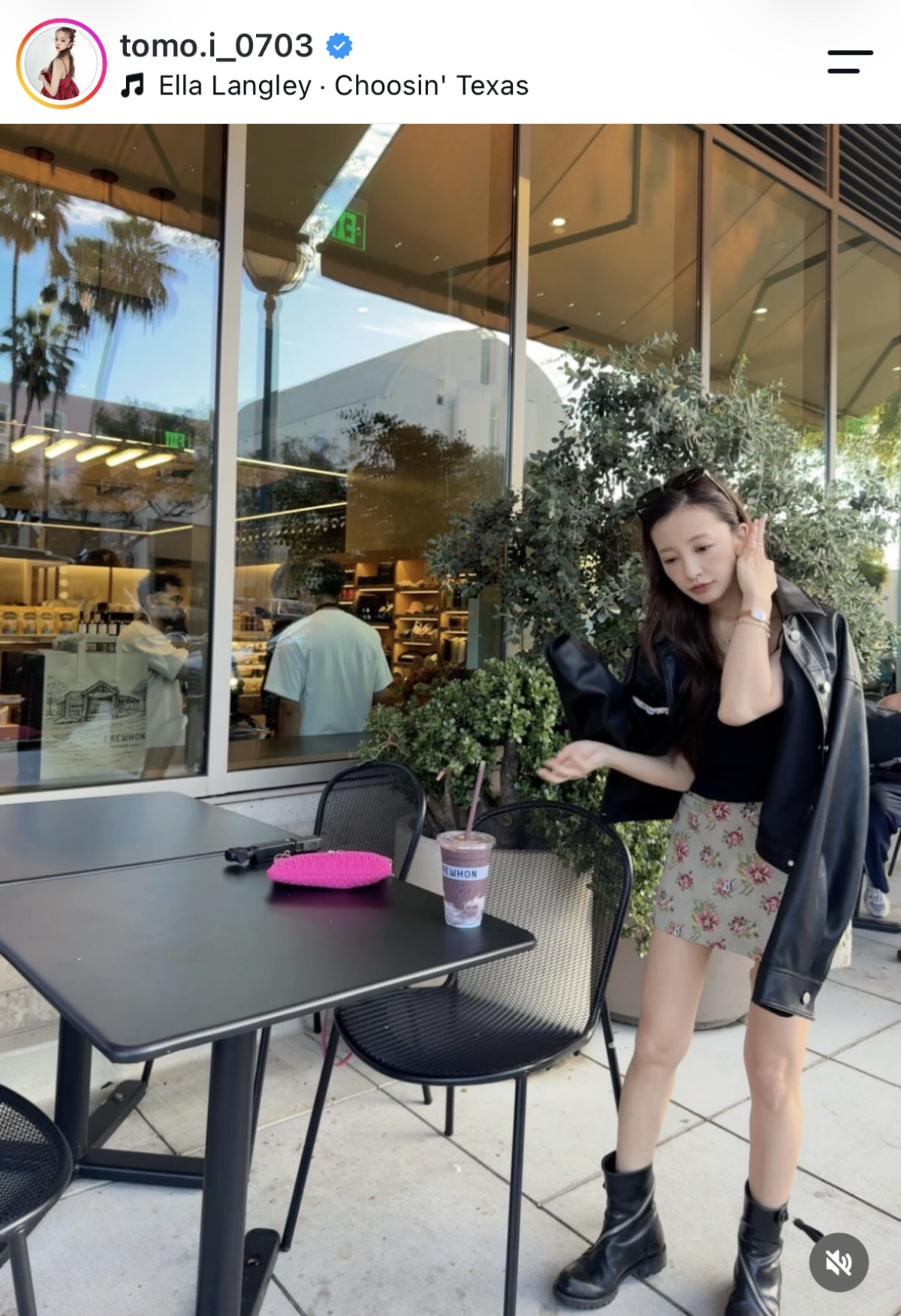 板野友美、花柄ミニから美脚すらり　レザージャケットを合わせた秋コーデに「可愛い」