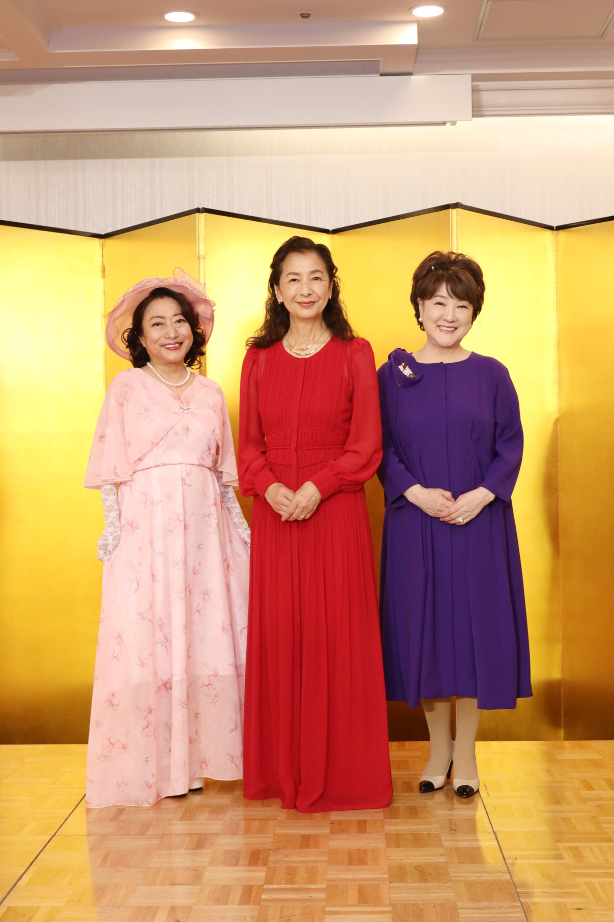 爆笑喜劇『三婆』取材会に登場した（左から）山村紅葉、高橋惠子、川中美幸