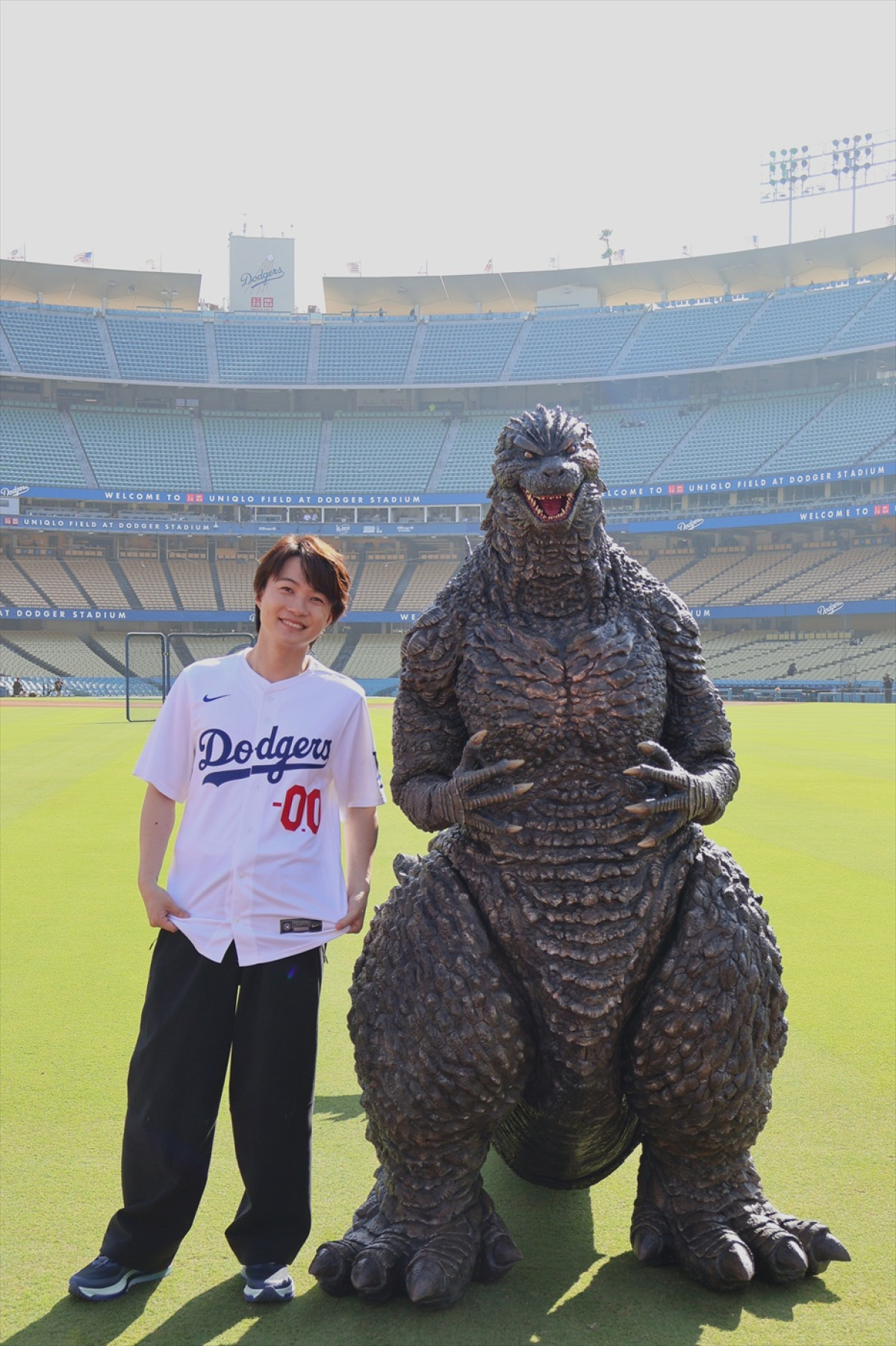 『ゴジラ-0.0』神木隆之介がドジャー・スタジアムで始球式！　キャッチャーを務めた山本由伸も驚く堂々ピッチング