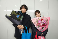 映画『白鳥とコウモリ』クランクアップ写真　松村北斗と今田美桜