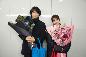 映画『白鳥とコウモリ』クランクアップ写真　松村北斗と今田美桜