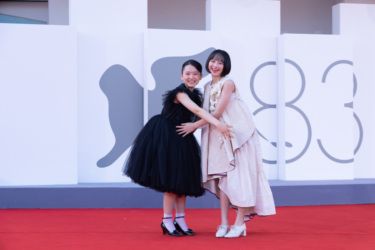出口夏希＆蒔田彩珠、シックなドレス姿でヴェネチア国際映画祭レッドカーペットに登場