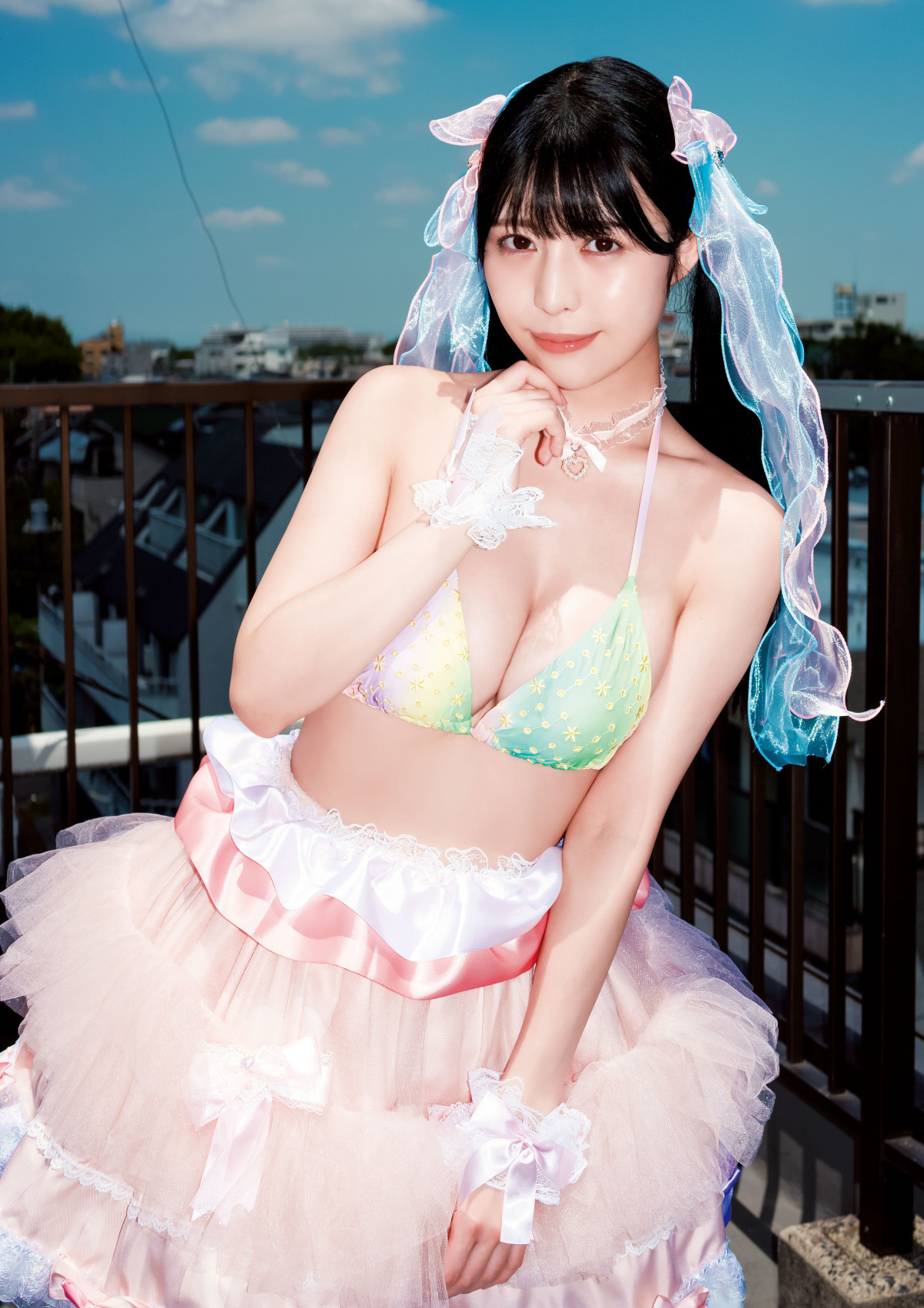 かわいすぎて大抜てき！　アイドル美女がOL風に清楚系、水着も初披露するグラビア！