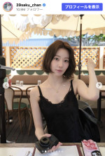宮脇咲良、暗髪ボブ×黒キャミのオフショット　※「宮脇咲良」Instagram