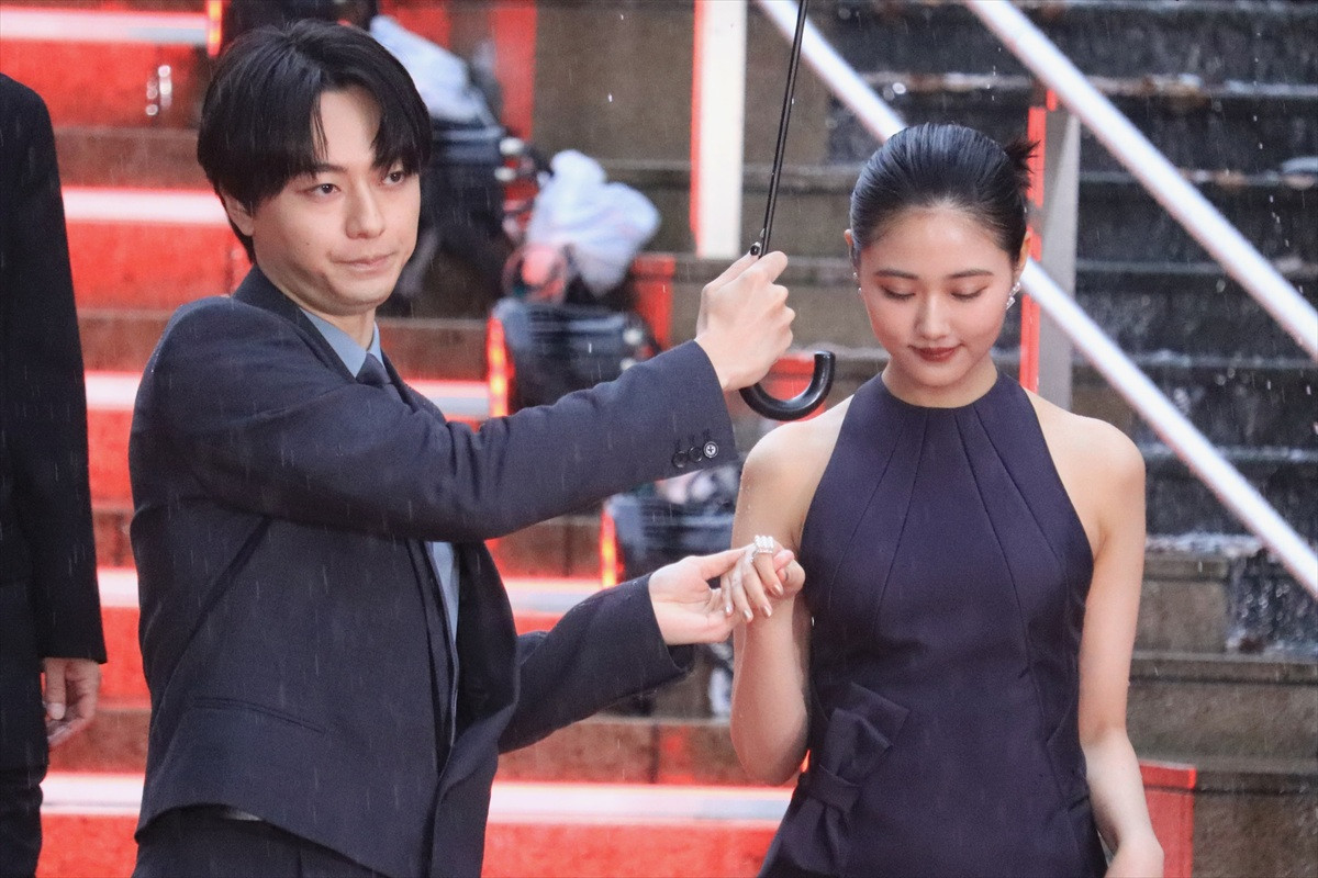 「第39回東京国際映画祭」オープニングレッドカーペットに登場した（左から）原菜乃華、作間龍斗（ACEes）