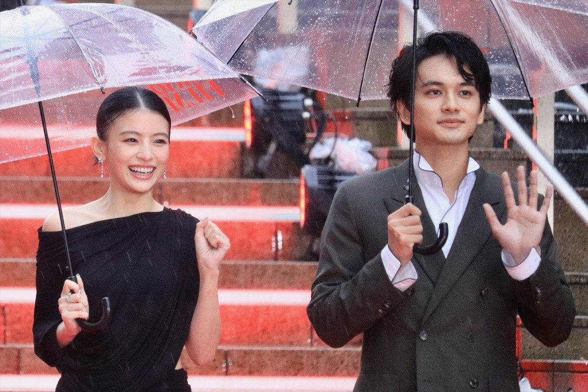 出口夏希、美脚輝くワンショルドレスでレカぺ降臨！　笑顔でかっ歩＜第39回東京国際映画祭＞