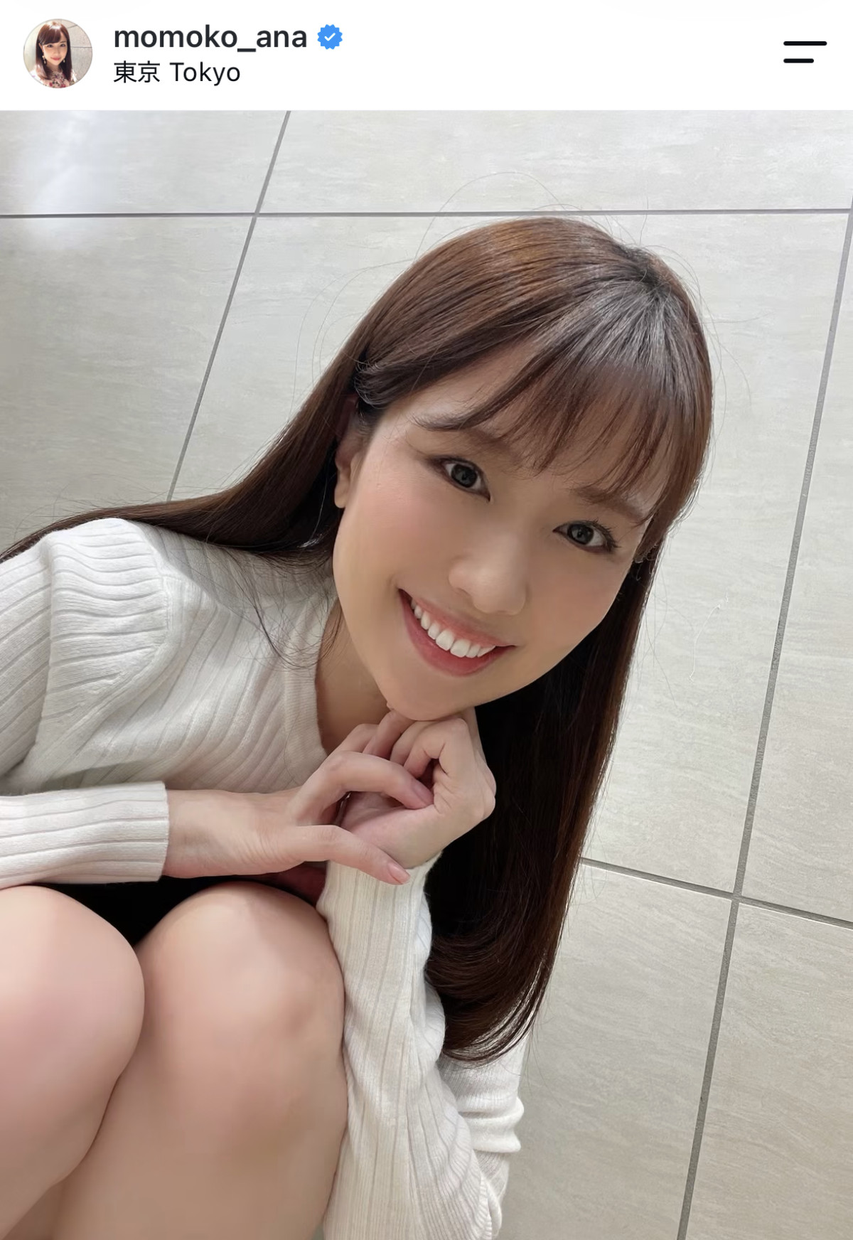 38歳美人アナ、白ニットの大人かわいい秋コーデに反響