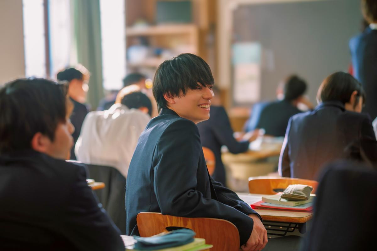 作間龍斗に静かな眼差しを向ける原菜乃華 『ないものねだりの君に光の花束を』対照的な姿を捉えた新カット