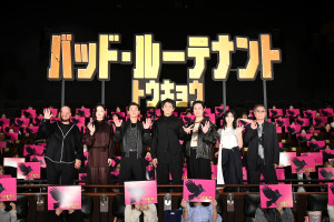【写真】客席に降りてプレゼントを自ら手渡す小栗旬