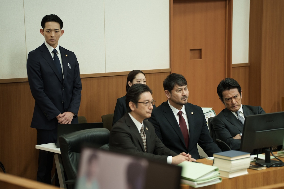竜星涼、映画『負けへんで』でクールな裁判官に！　法廷での凛々しい姿＆感情あらわな場面写真解禁