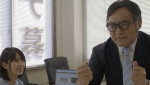 左から長江美久利（暁月ななみ）、釣り雑誌編集長（渡辺いっけい）　映画『つりこまち』場面写真