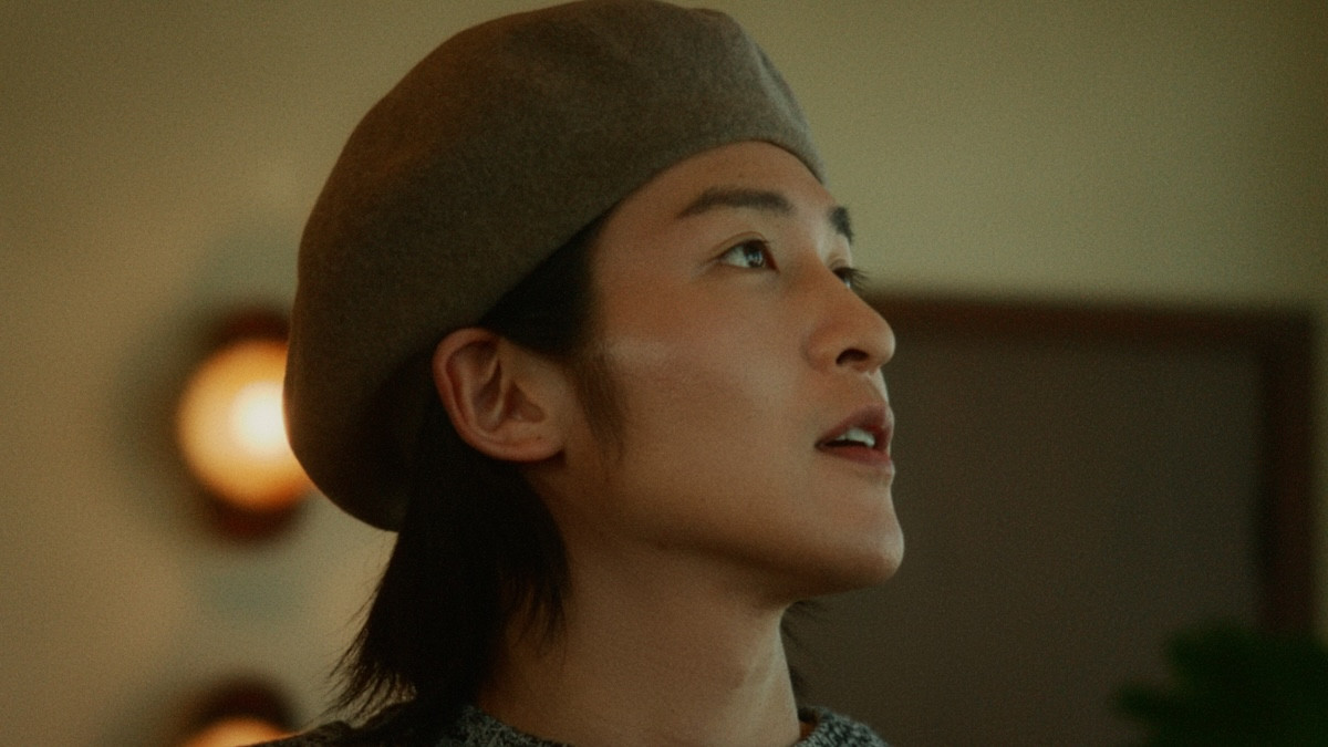 目黒蓮、カナダのカフェで自然体の笑顔　「午後の紅茶」新CM10月6日より全国で放映開始