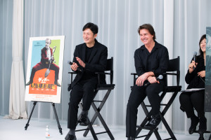 映画『DIGGER／ディガー』アクターズスクールにサプライズ登壇した（左から）李相日監督、トム・クルーズ