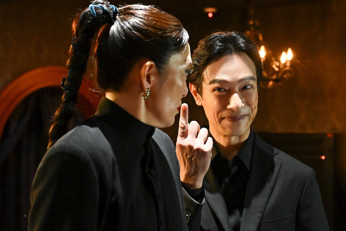 『VIVANT』“ノコル”二宮和也「お前誰だ？」“F”堺雅人との“にらみ合い”に騒然「顔が近すぎる…」「キスしそう」