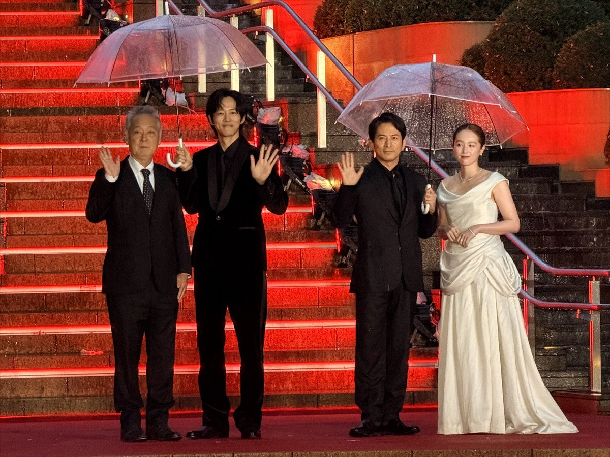 「第39回東京国際映画祭」オープニングレッドカーペットに登場した『SUKIYAKI 上を向いて歩こう』（左から）瀬々敬久監督、松坂桃李、岡田准一、清野菜名
