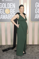 	双子妊娠中のヒラリー・スワンク、2022年1月のゴールデン・グローブ賞にふっくらお腹で登場