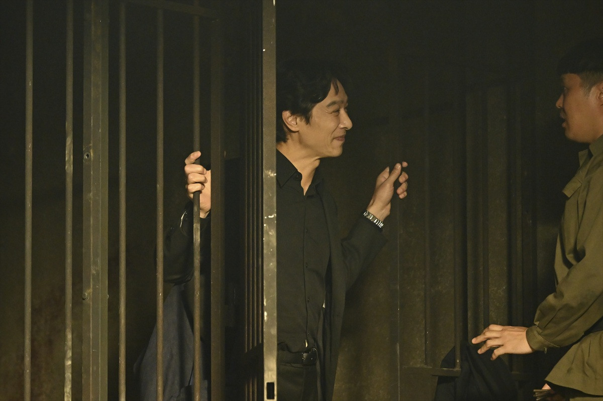 『VIVANT』“ノコル”二宮和也「お前誰だ？」“F”堺雅人との“にらみ合い”に騒然「顔が近すぎる…」「キスしそう」