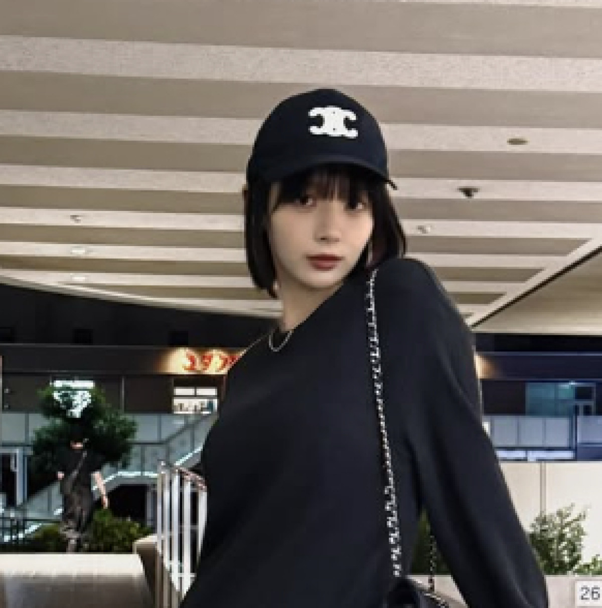 岡田紗佳、レースタイツの私服コーデを披露　※「岡田紗佳」Instagram
