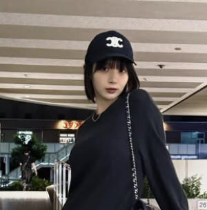 岡田紗佳、レースタイツの私服コーデを披露　※「岡田紗佳」Instagram