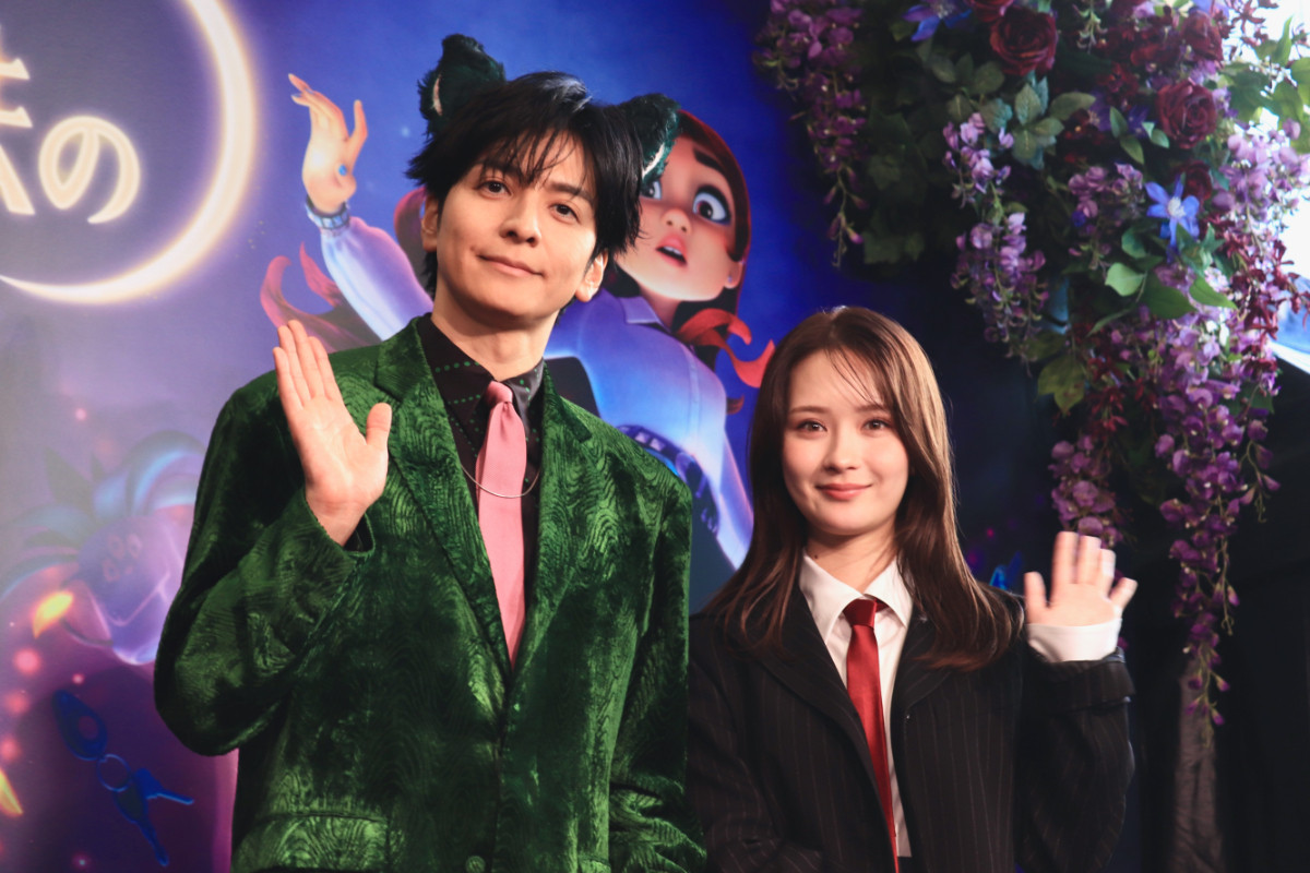 畑芽育、制服風コーデで渋谷にサプライズ登場　ミニスカート×青緑タイツを着こなす