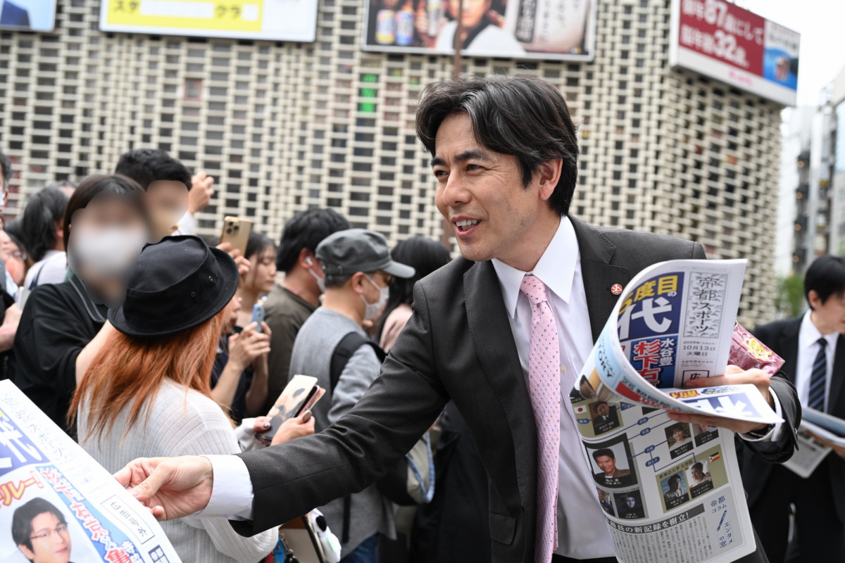 『相棒 season25』川原和久＆山中崇史＆篠原ゆき子が新橋駅前で号外配布　ファンからは拍手と歓声