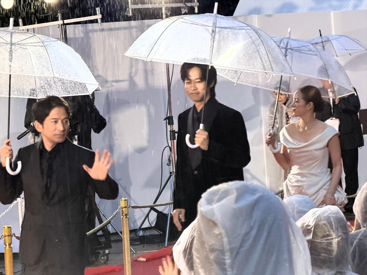 岡田准一＆松坂桃李、シックなスーツ姿でレッドカーペットに登壇　雨の中集まった観客へ感謝＜第39回東京国際映画祭＞