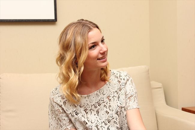 Emily VanCamp521_HC-Revenge (4)