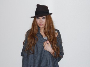 『DISNEY’S クリスマス・キャロル』のイメージソング「PRESENT」を歌うJUJU