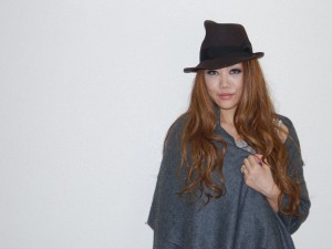 『DISNEY’S クリスマス・キャロル』のイメージソング「PRESENT」を歌うJUJU