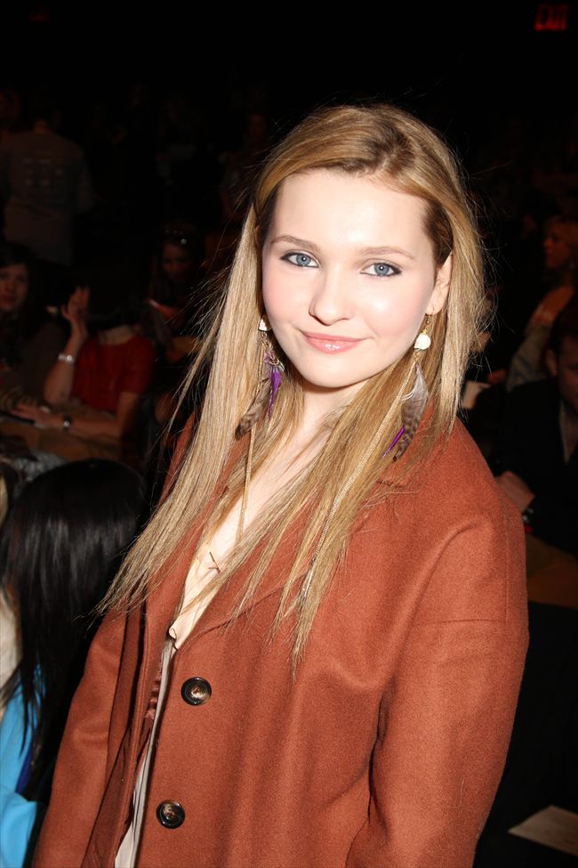 Abigail Breslin99_20120210_zaf_ms4_024