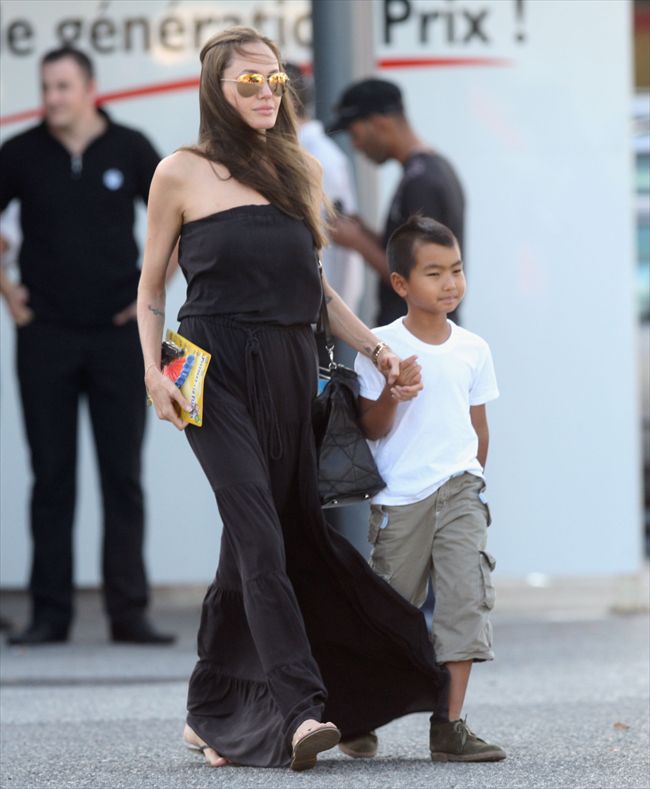 Angelina Jolie1058_aflo_2009093010440991