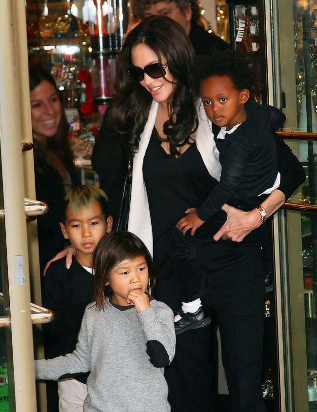 Angelina Jolie1173_angie with kids 08