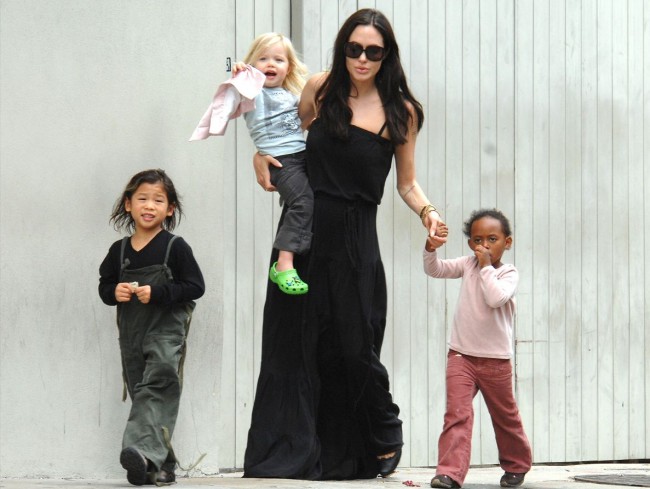 Angelina Jolie1174_angie with kids 0802