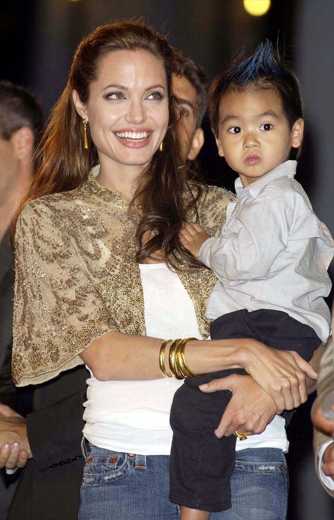 Angelina Jolie1342_Angelina Jolie&Maddox1_p46757_4_e2_5.