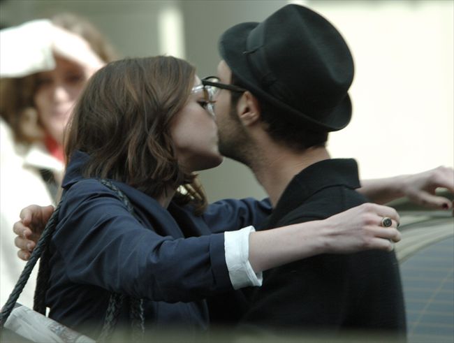 Anne Hathaway1631_Anne Kiss Photo