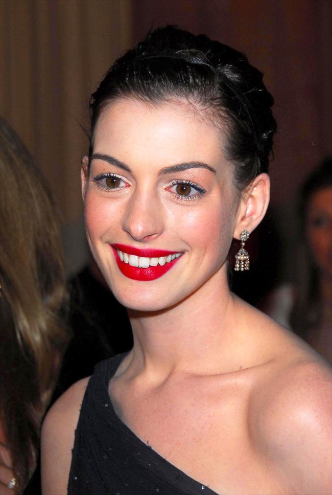 Anne Hathaway1668_Anne Hathaway