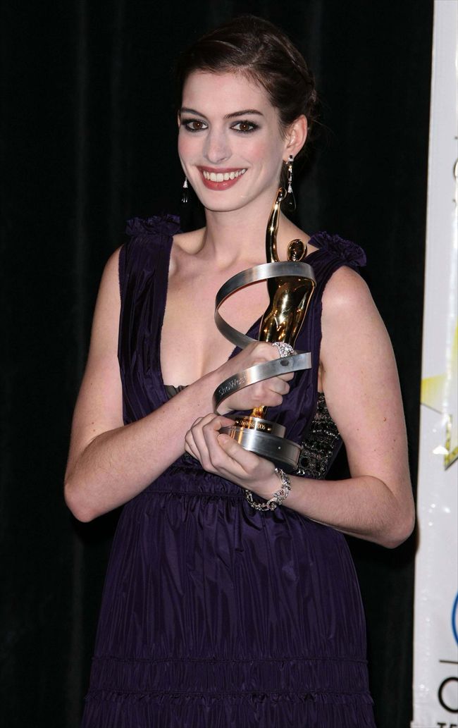 Anne Hathaway1697_ANNE HATHAWAY37