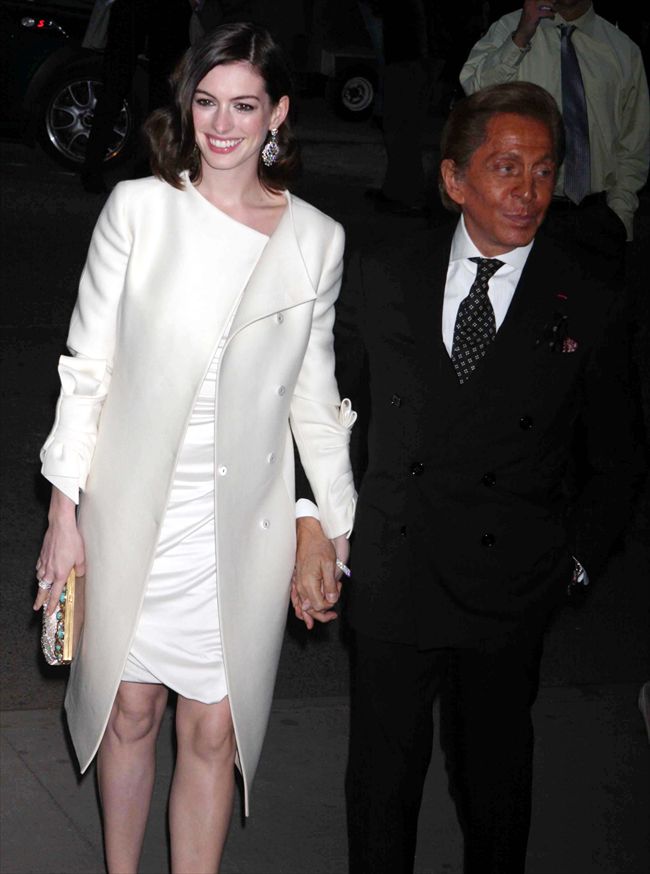 Anne Hathaway1738_ANNE-Valentino