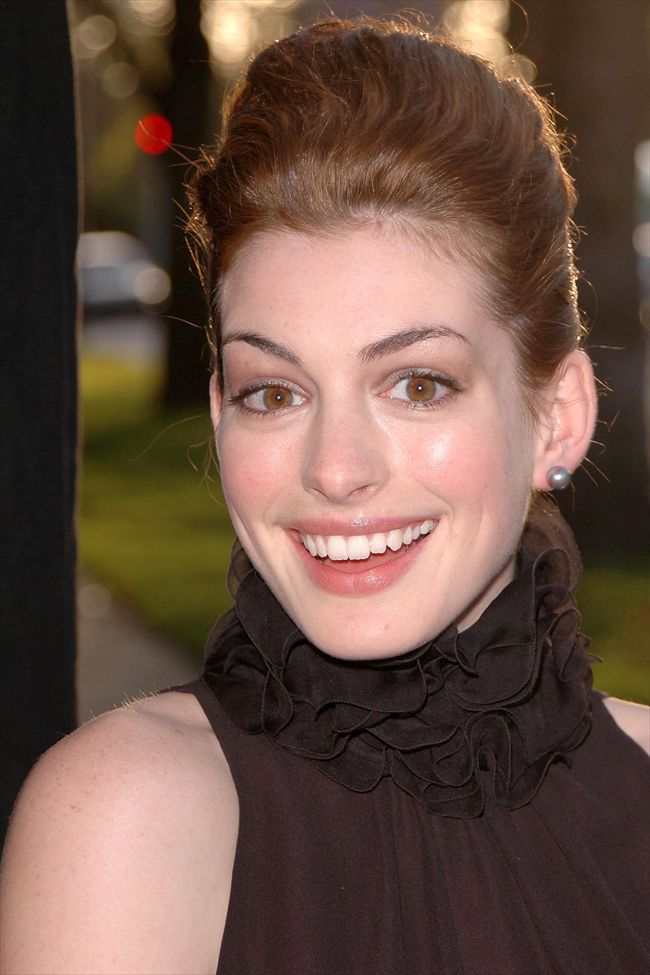 Anne Hathaway1741_p39109_3_e2_5