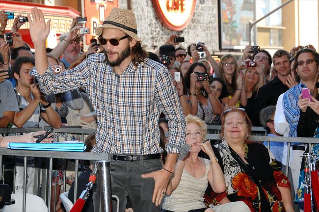 Ashton Kutcher2228_1119S03_GM040_H