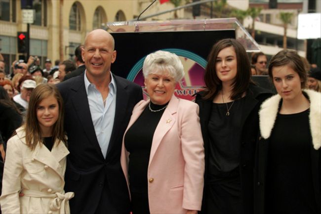 Bruce Willis3890_Bruce Willis with his mother Marlene and his Daughters