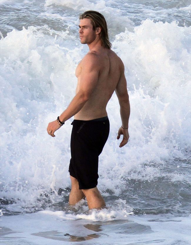 Chris Hemsworth4992_FP_8612615_RevolverFF_Hemsworth_Damon_02_33