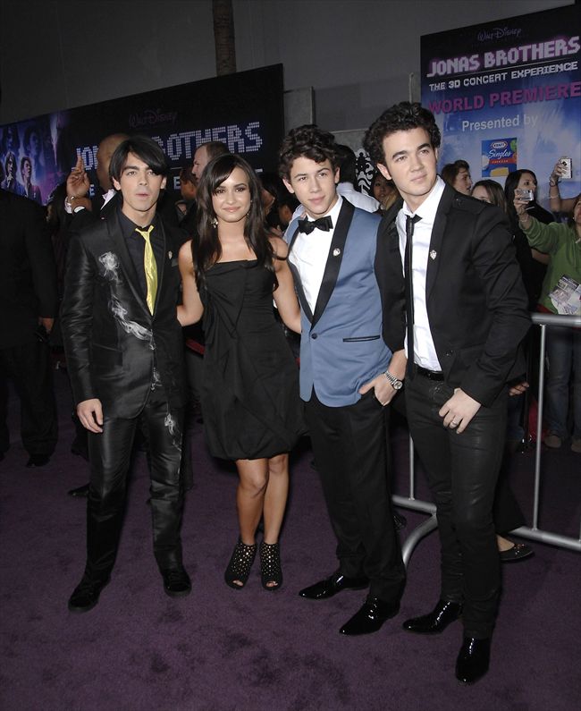 Demi Lovato6412_0924FBB_GM049_H