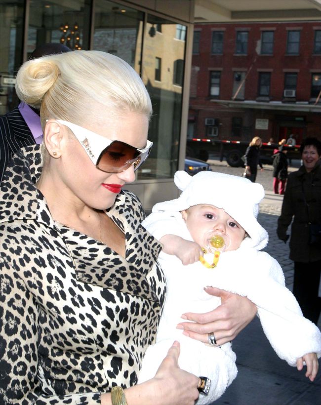 Gwen Stefani9023_Gwen Stefani＆son Kingston (1)