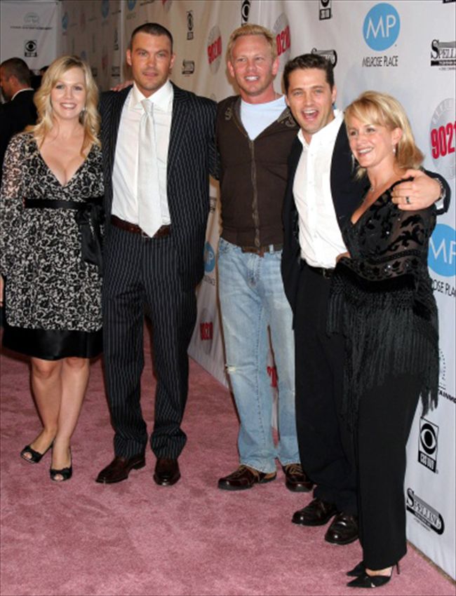 Jennie Garth10971_L-R Jennie Garth, Brian Austin Green, Ian Ziering, Jason Priestley and Gabrielle Carteris