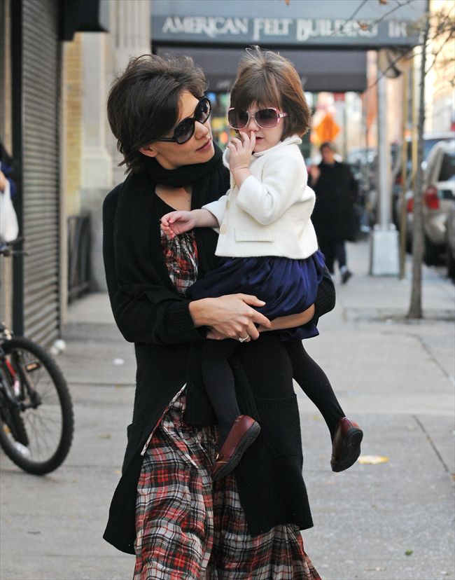 Katie Holmes14174_Suri with sunglasses