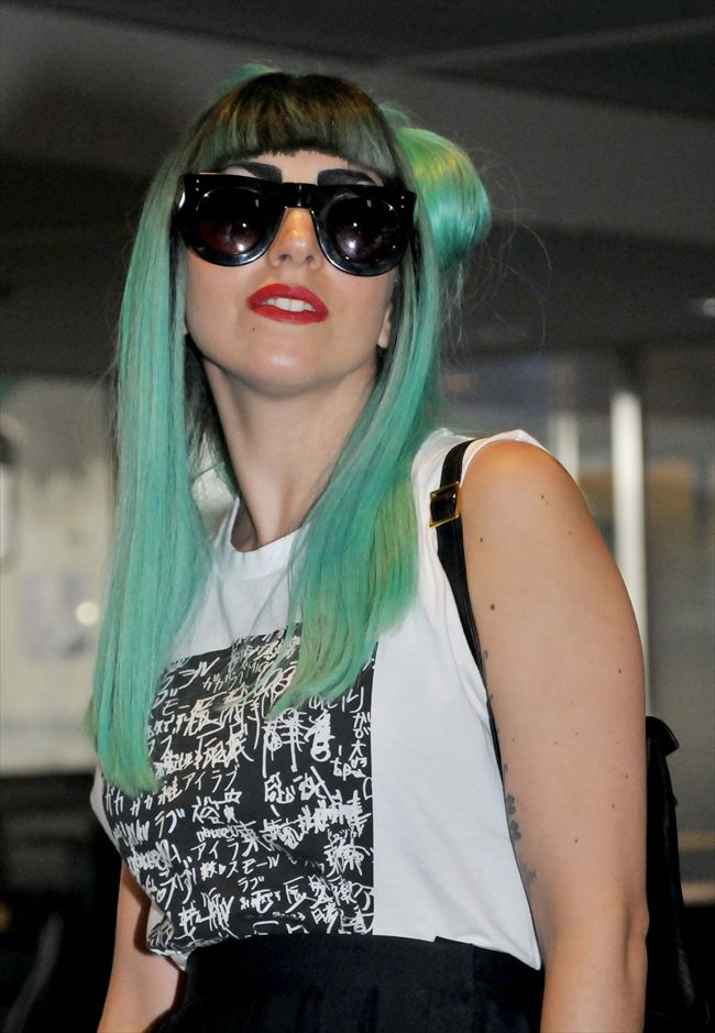 Lady Gaga15434_20110701_zaf_n39_048
