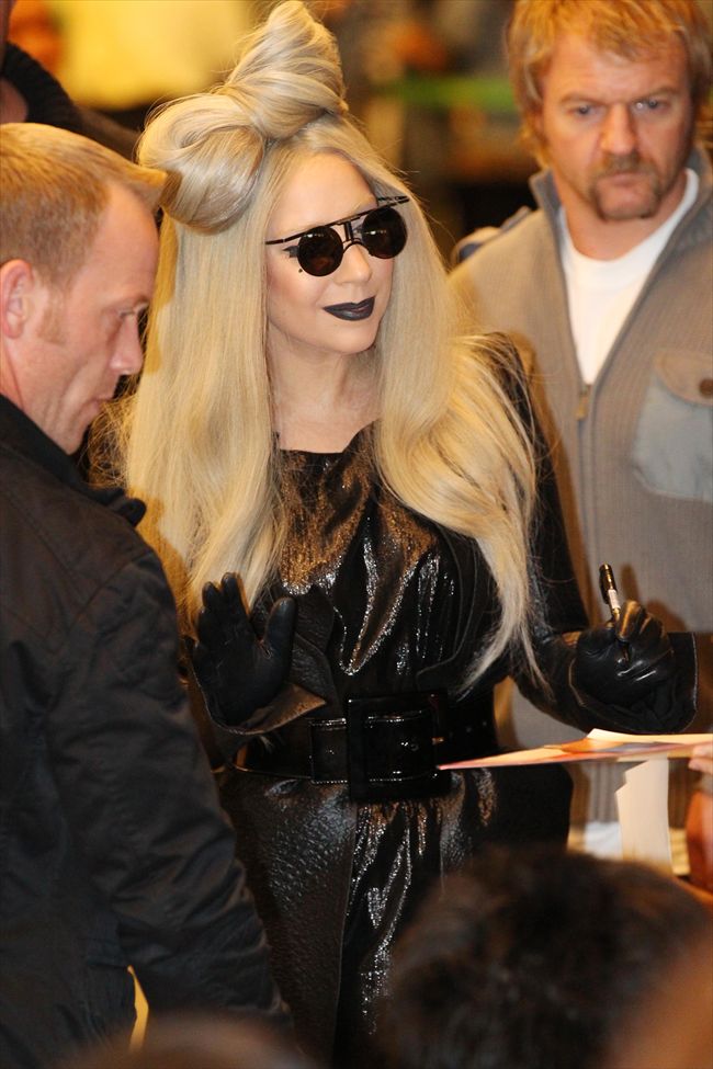 Lady Gaga15440_20111220_zaf_n39_011