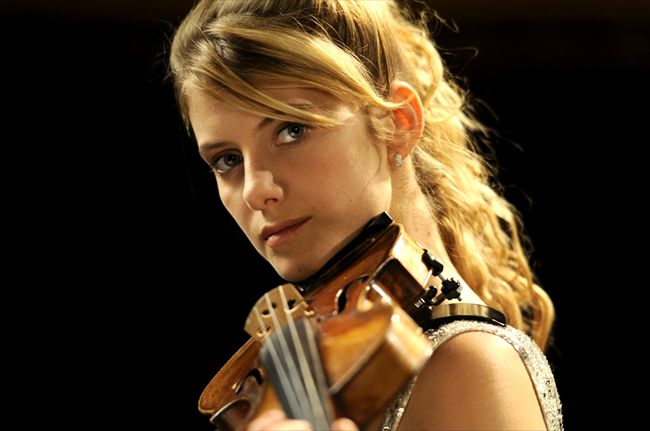 Melanie Laurent17636_MCDCONC_EC002_H