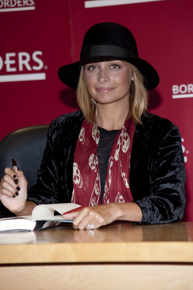 Nicole Richie19750_1028S04_DZ011_H